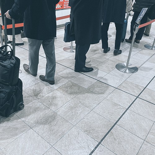 窓口に順番待ちの行列