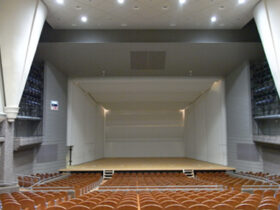 約2000名の大ホール舞台吊り物ワイヤー交換工事イメージ