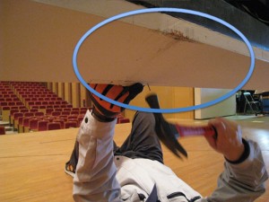 劇場の舞台反響板の故障