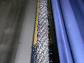 劇場の舞台上吊りワイヤーの故障イメージ