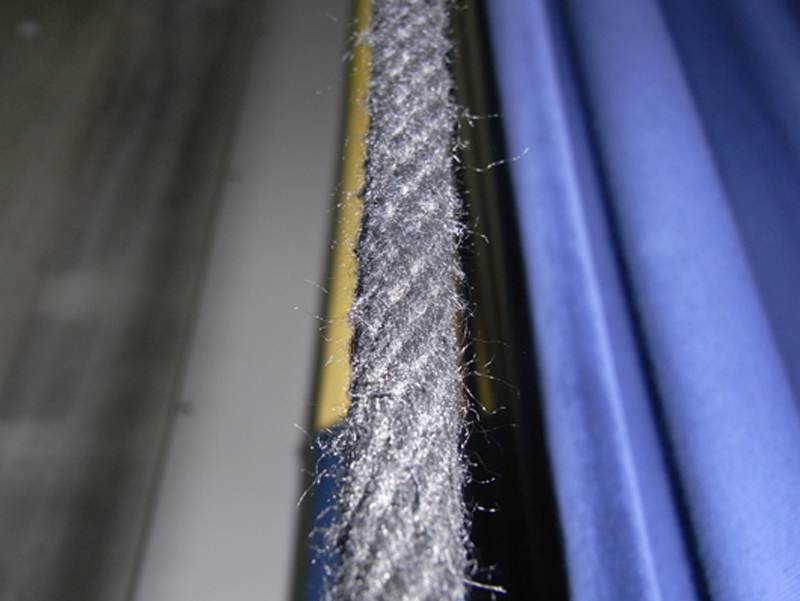 劇場の舞台上吊りワイヤーの故障