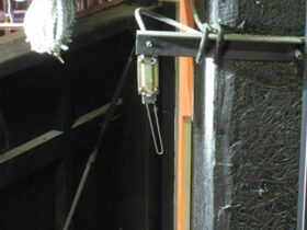 劇場の舞台上の吊り物設備のマイクロスイッチ故障イメージ