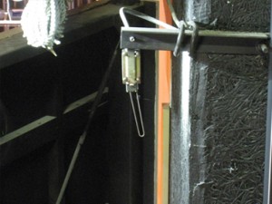 劇場の舞台上の吊り物設備のマイクロスイッチ故障