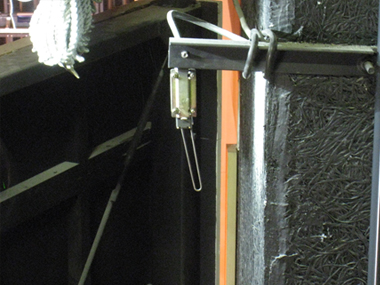 劇場の舞台上の吊り物設備のマイクロスイッチ故障