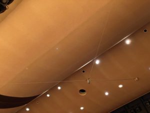 天井からの３点吊り音響スピーカー